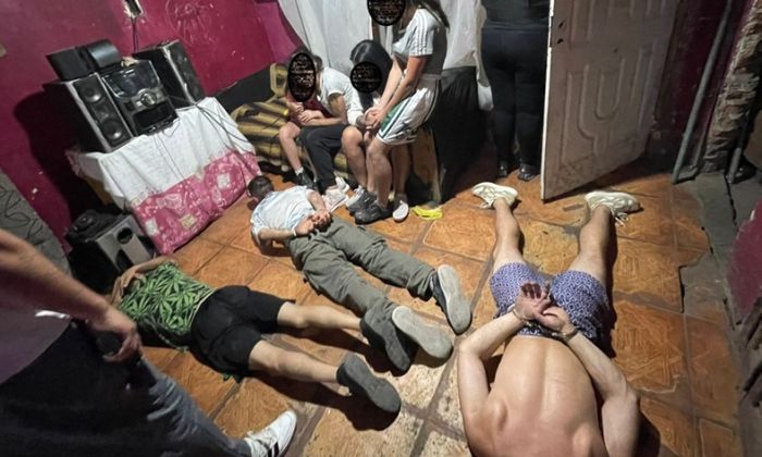 F. Varela – Allanamiento por venta de drogas – 5 personas aprehendidas